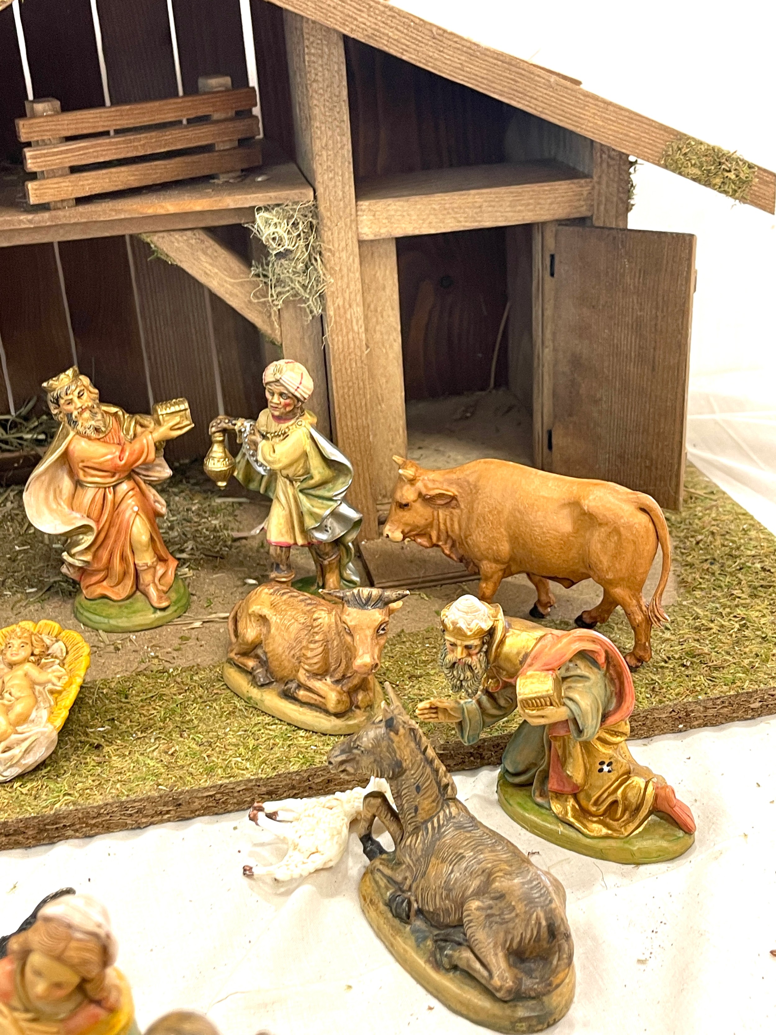 Handmade stable / manger with biblical figures, nativity scene figures by maker Landi Italy , - Image 4 of 6