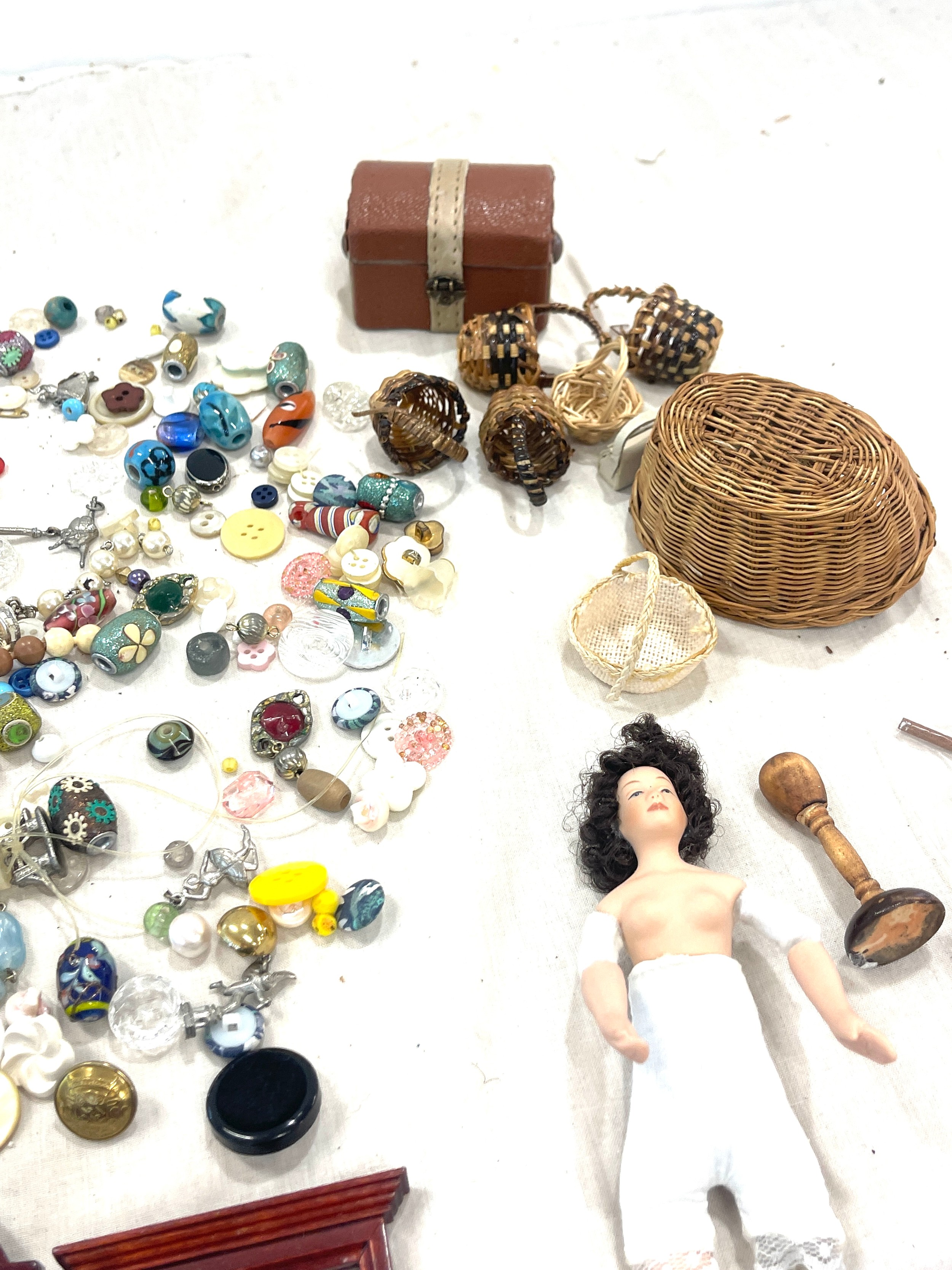 Selection of dolls house accessories, to include dolls, mirrors, pictures etc - Image 3 of 5