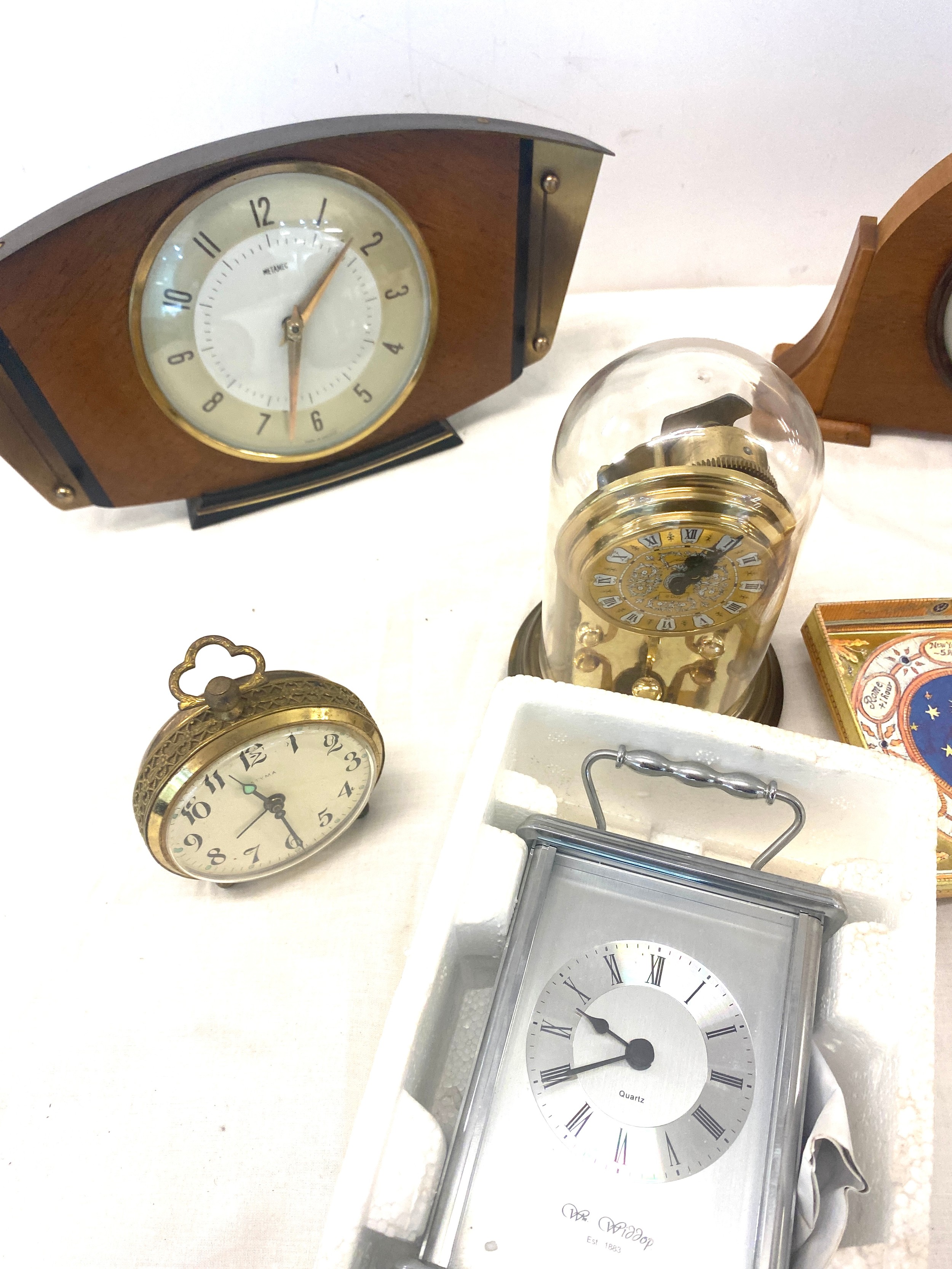 Selection of assorted clocks includes mantel clocks, carriage clocks etc - Image 2 of 4