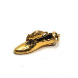9ct gold mouse resting on a shoe charm (0.7g)