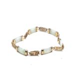 9ct gold jadeite oriental panel bracelet (8g)