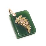 9ct gold & jade new zealand souvenir book charm pendant (8.2g)