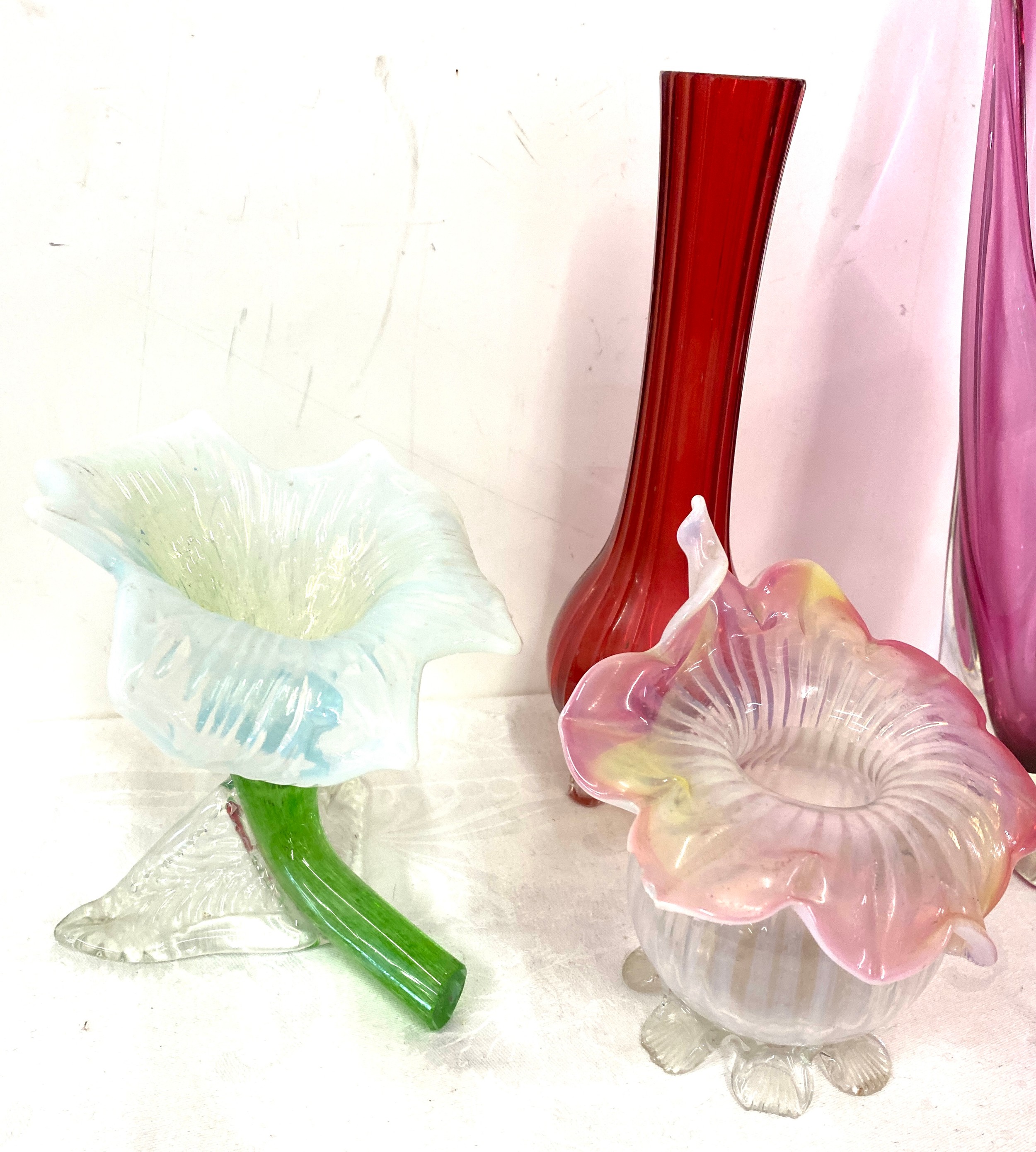 Selection of coloured art glass includes signed vase, vaseline glass etc - Image 2 of 4