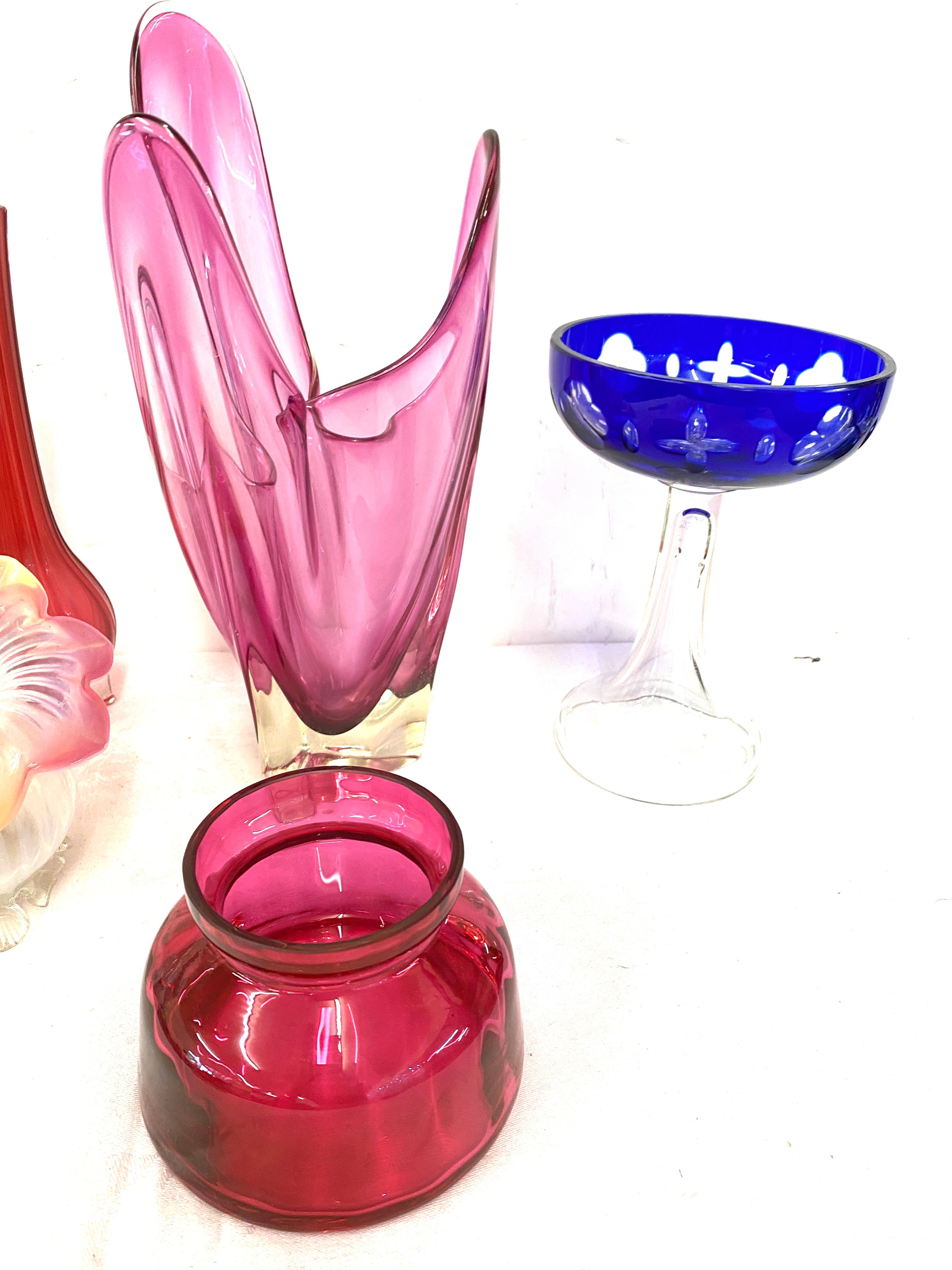 Selection of coloured art glass includes signed vase, vaseline glass etc - Image 3 of 4