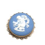 9ct gold blue jasperware depicting cupid brooch by wedgwood (8g)