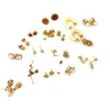 Selection of assorted ladies 9ct gold earrings total weight 20g