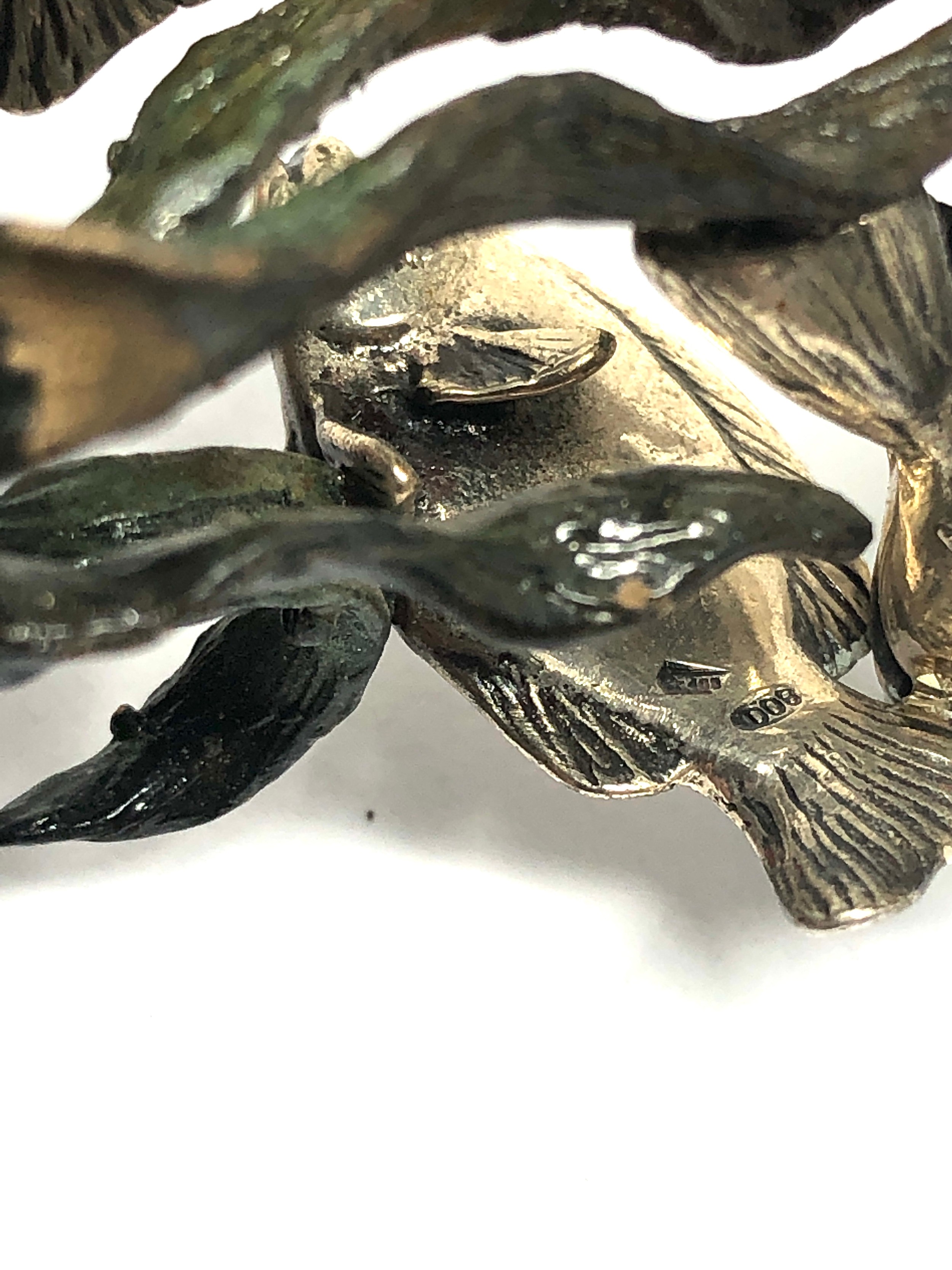 Silver & enamel painted miniature fish figure group measures approx 6.5cm tall hallmarked 800 weight - Image 5 of 5