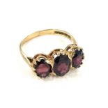 9ct 3 stone garnet ring, approximate weight 3.2g, ring size P