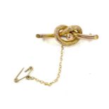 9ct knot bar brooch with safety chain, total weight 2.5g