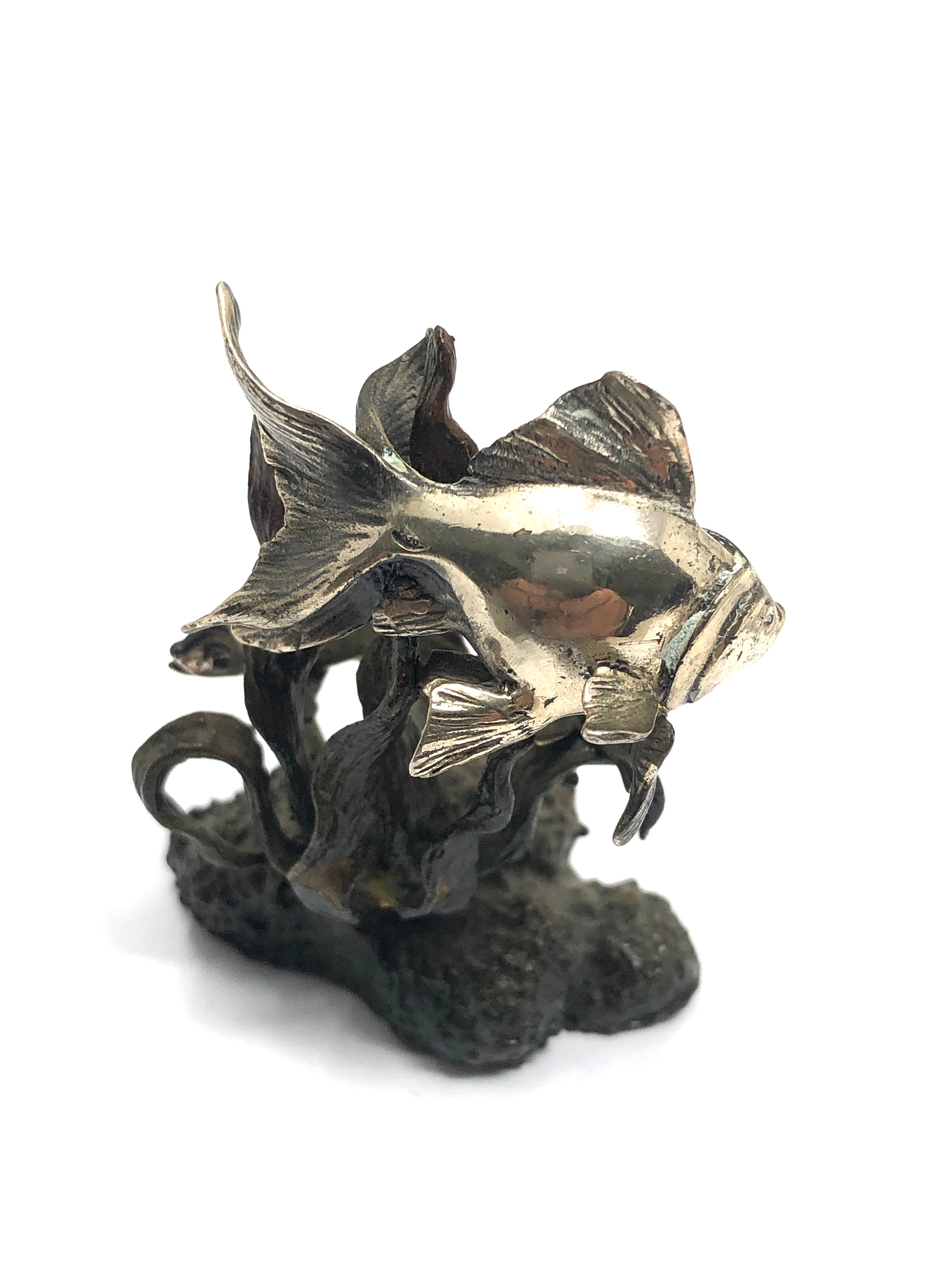 Silver & enamel painted miniature fish figure group measures approx 6.5cm tall hallmarked 800 weight - Image 3 of 5