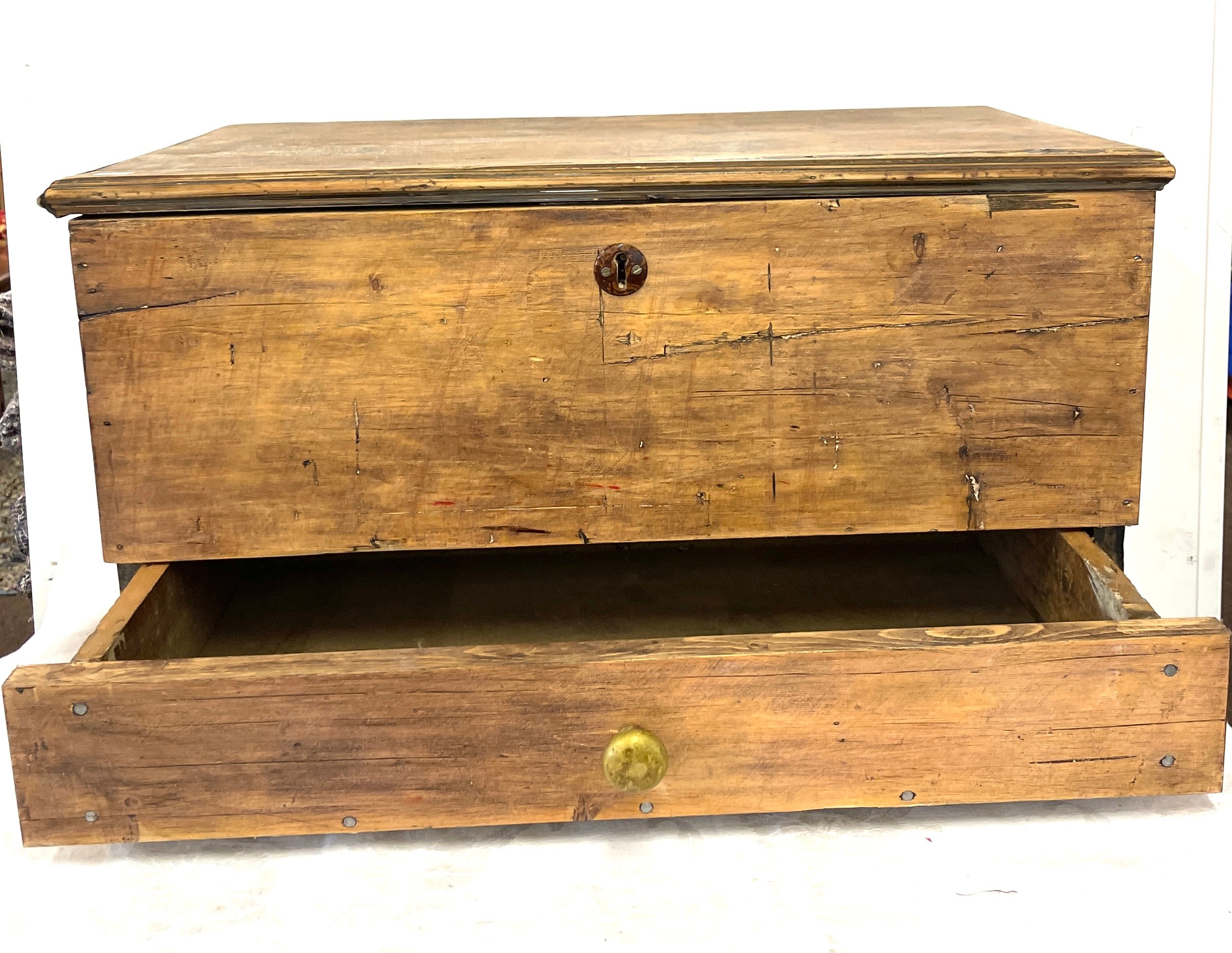 Pine mule chest, approximate measurements: 13 x 24 x 16 inches - Image 2 of 5