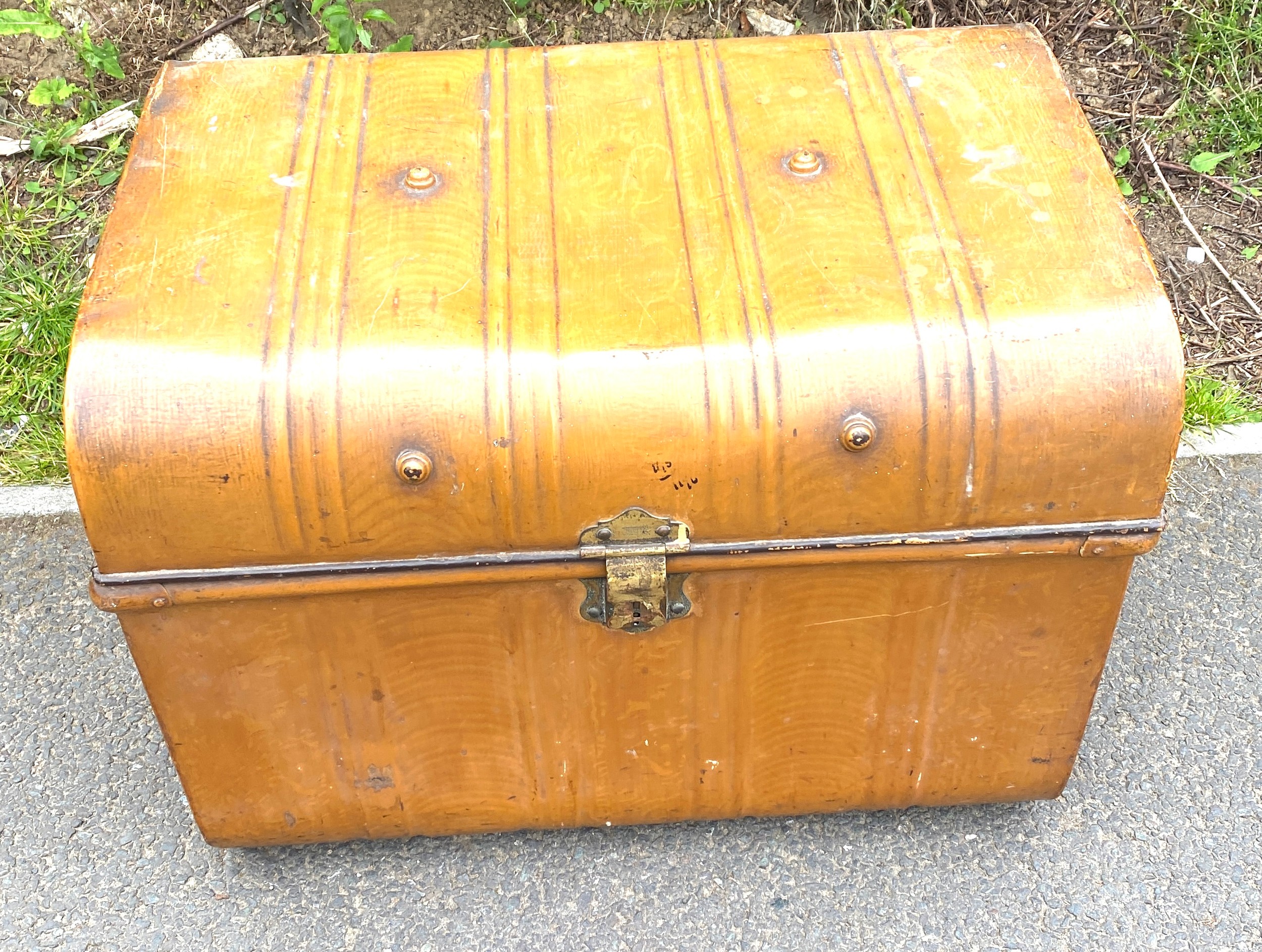 Vintage metal travel trunk, approximate measurements: Height 19.5 inches, Width 25 inches, Depth