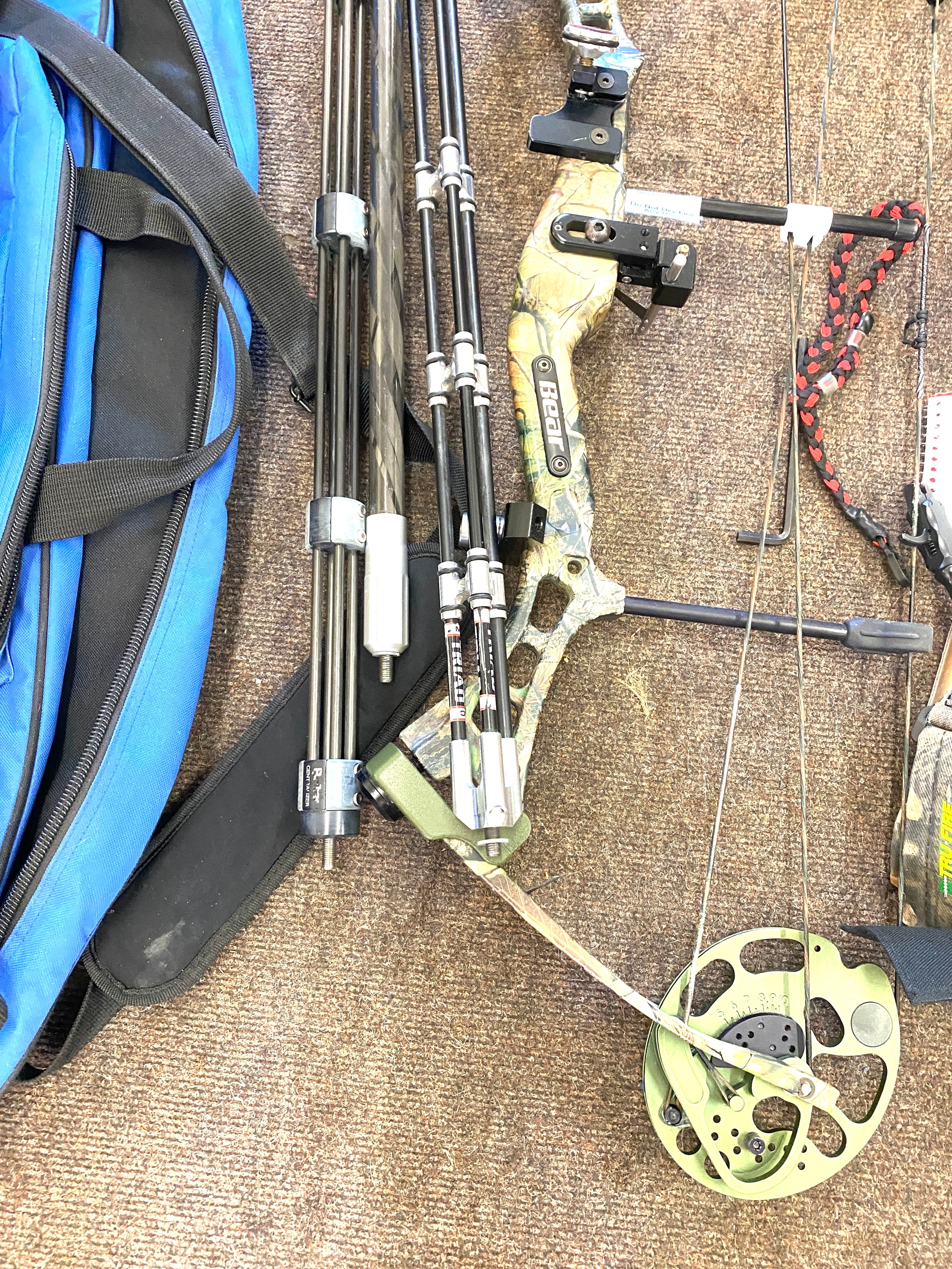 Bean HH Compound bow, C/W sights, balanse nods, arrows 40lbs draw weight, with case and signets - Image 3 of 5
