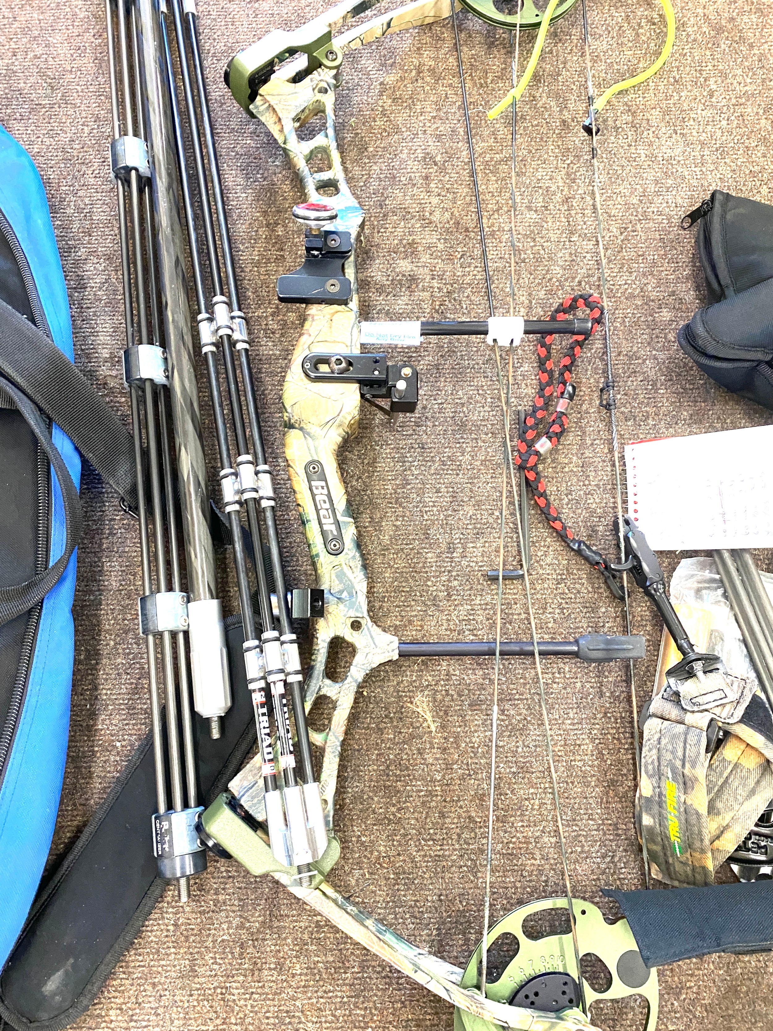 Bean HH Compound bow, C/W sights, balanse nods, arrows 40lbs draw weight, with case and signets - Image 4 of 5