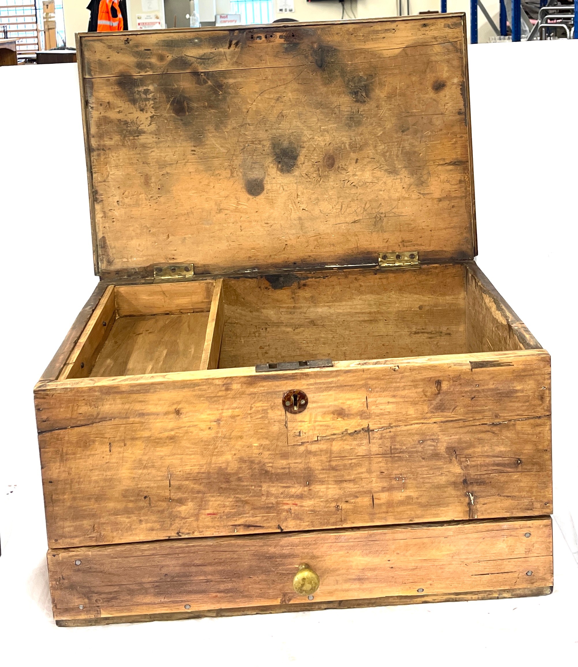 Pine mule chest, approximate measurements: 13 x 24 x 16 inches - Image 3 of 5