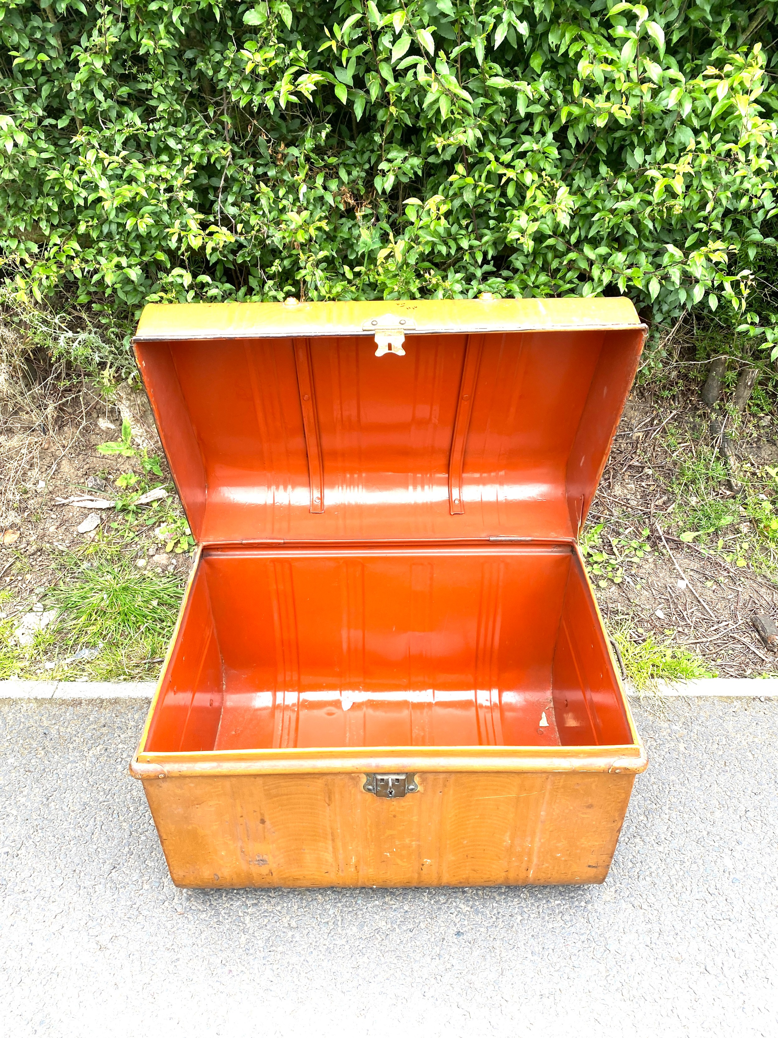 Vintage metal travel trunk, approximate measurements: Height 19.5 inches, Width 25 inches, Depth - Image 2 of 2