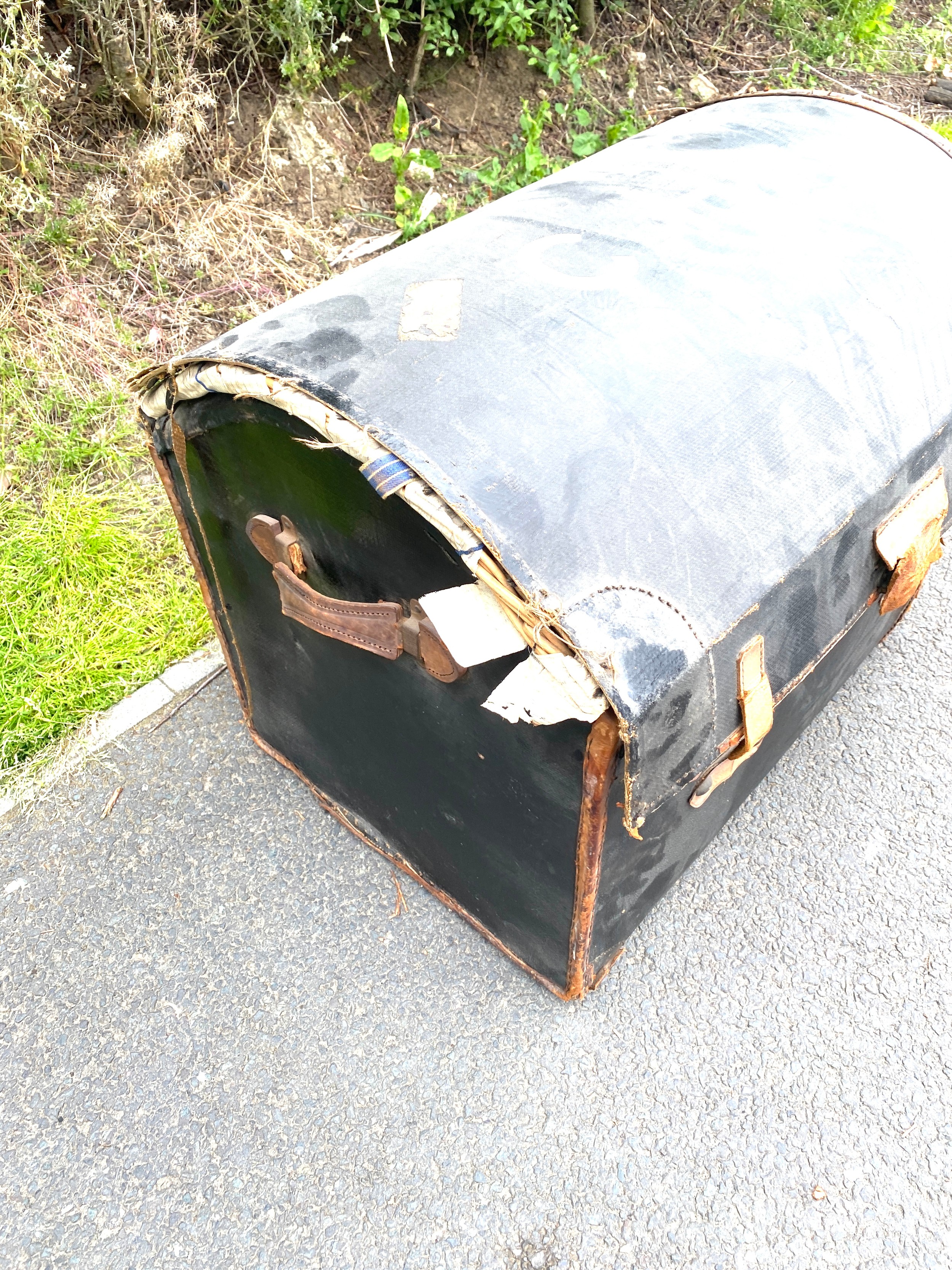 Vintage dome top travel trunk, in need of restoration, approximate measurements: Height 23 inches, - Image 2 of 4