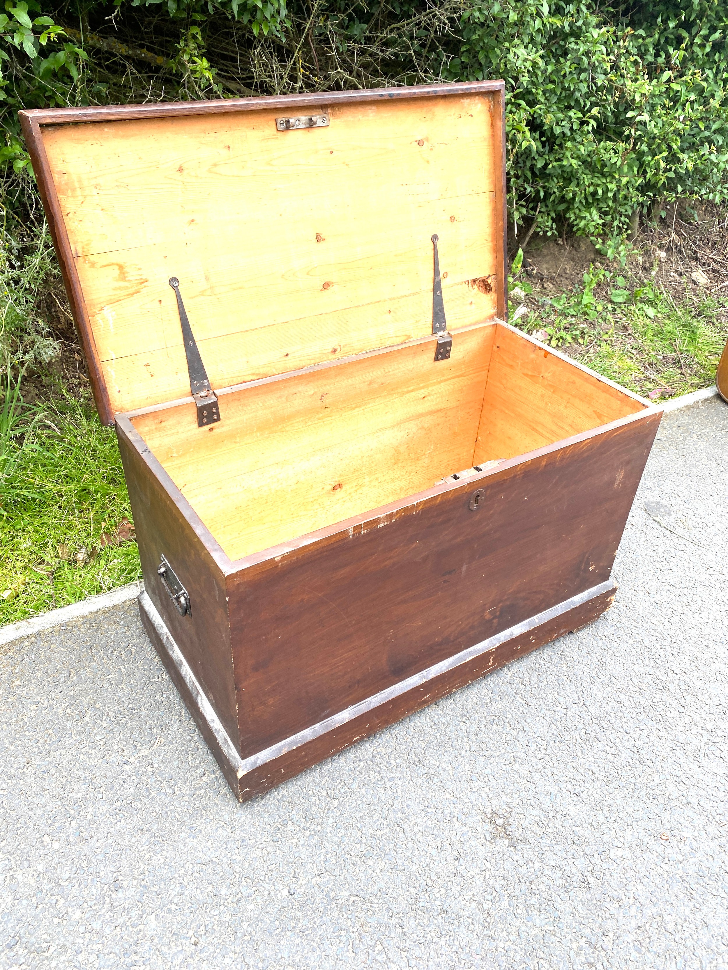 Vintage pine blanket box, approximate measurements: Height 19 inches, Width 31.5 inches, Depth 16.