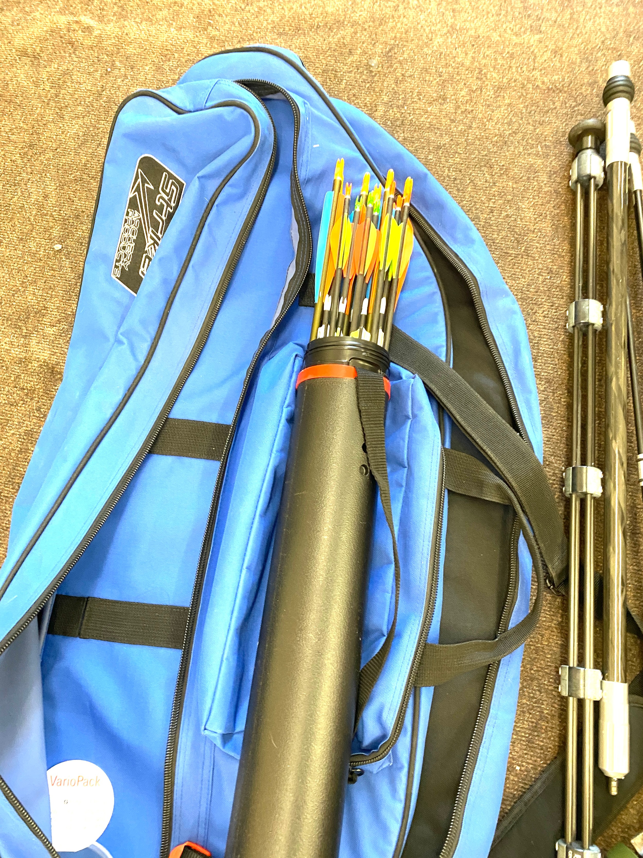 Bean HH Compound bow, C/W sights, balanse nods, arrows 40lbs draw weight, with case and signets - Image 5 of 5