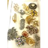 Tray of vintage and later brooches includes Marka Site etc