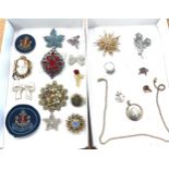 Tray of vintage and later costume jewellery includes brooches, pendants etc