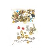 Tray of assorted costume jewellery includes earrings, necklaces etc