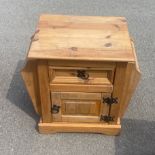 Oak magazine/coffee table 1 door 1 drawer measures approx height 19 inches 21 width and 13.5
