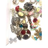 Tray of vintage and later brooches etc