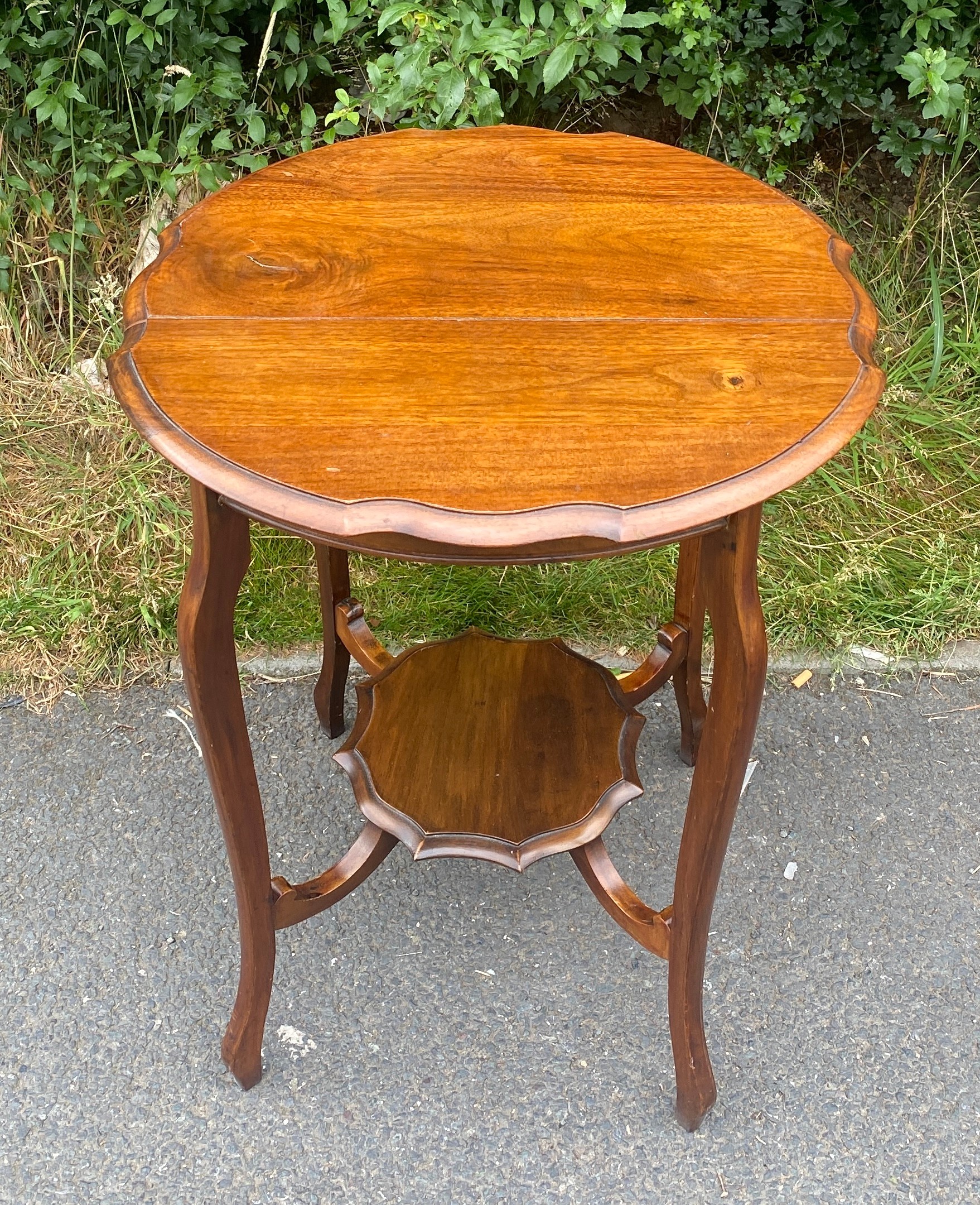 Oak occasional table measures approx 27 inches 23 inches diameter - Image 2 of 4