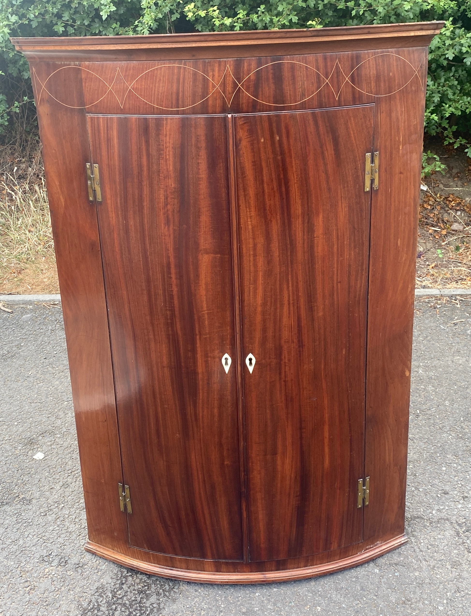 Bow fronted mahogany 2 Door corner cabinet measures approx