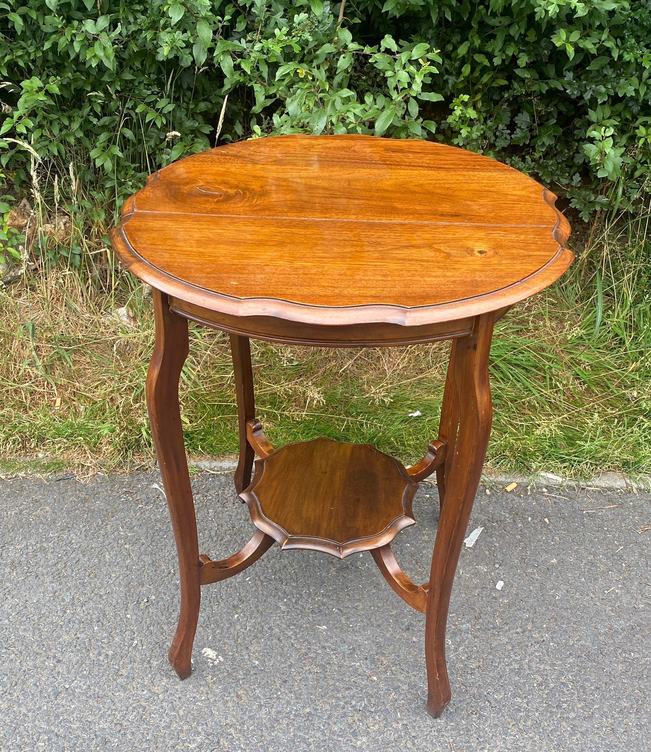 Oak occasional table measures approx 27 inches 23 inches diameter - Image 4 of 4