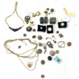 Tray of collectables to include vintage buttons, ladies costume jewellery, small printing blocks ,
