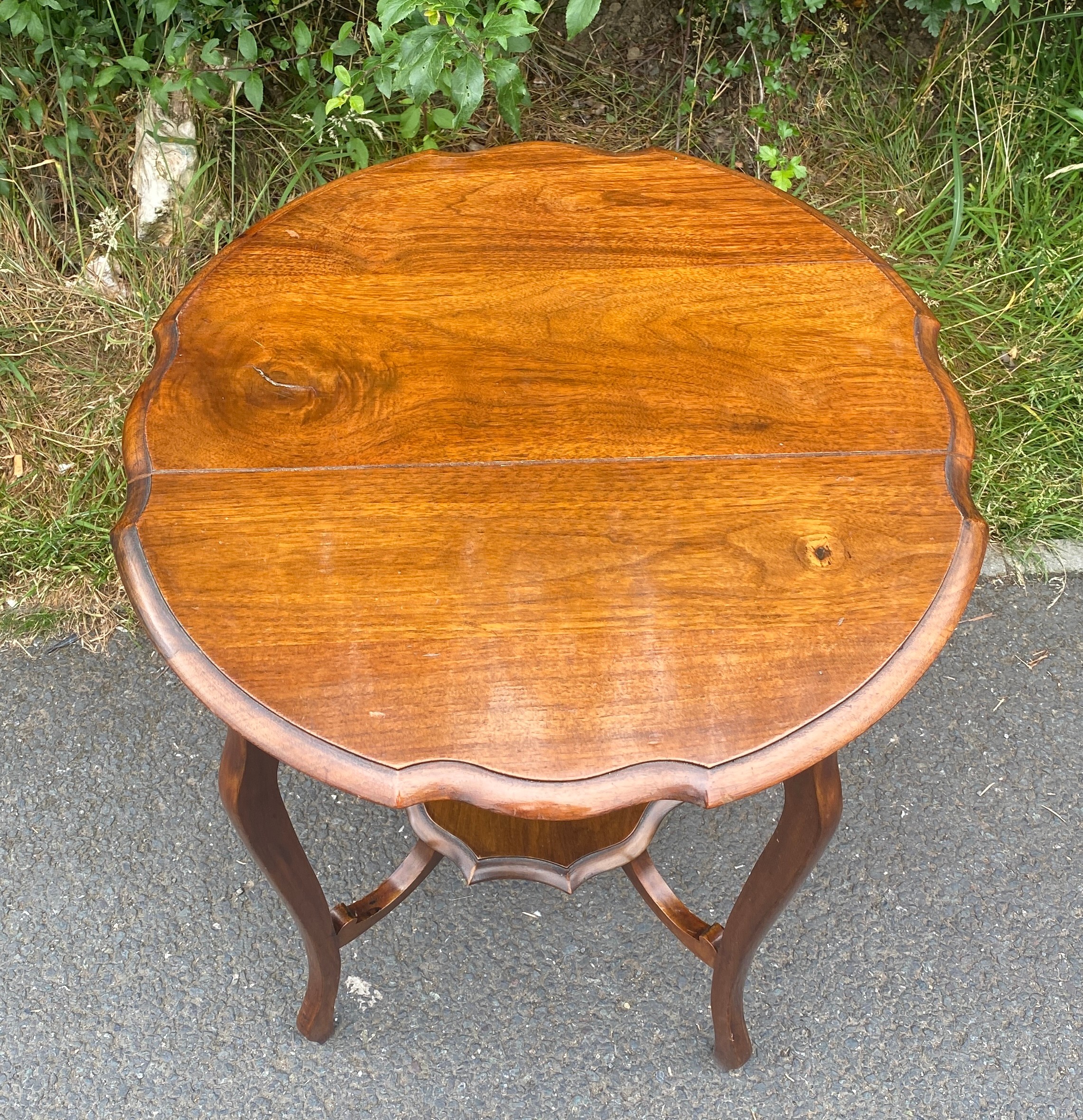 Oak occasional table measures approx 27 inches 23 inches diameter - Image 3 of 4