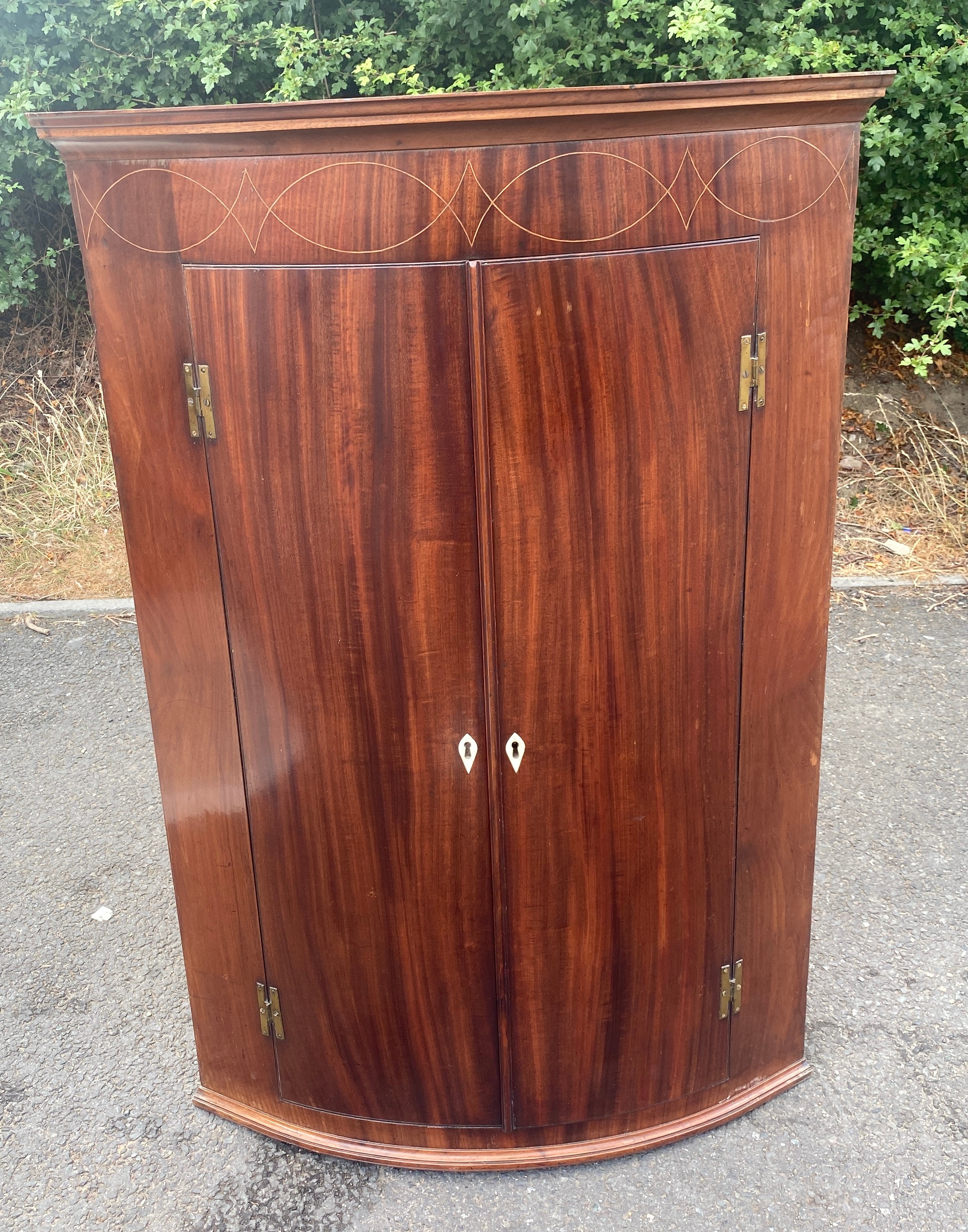 Bow fronted mahogany 2 Door corner cabinet measures approx - Image 2 of 4