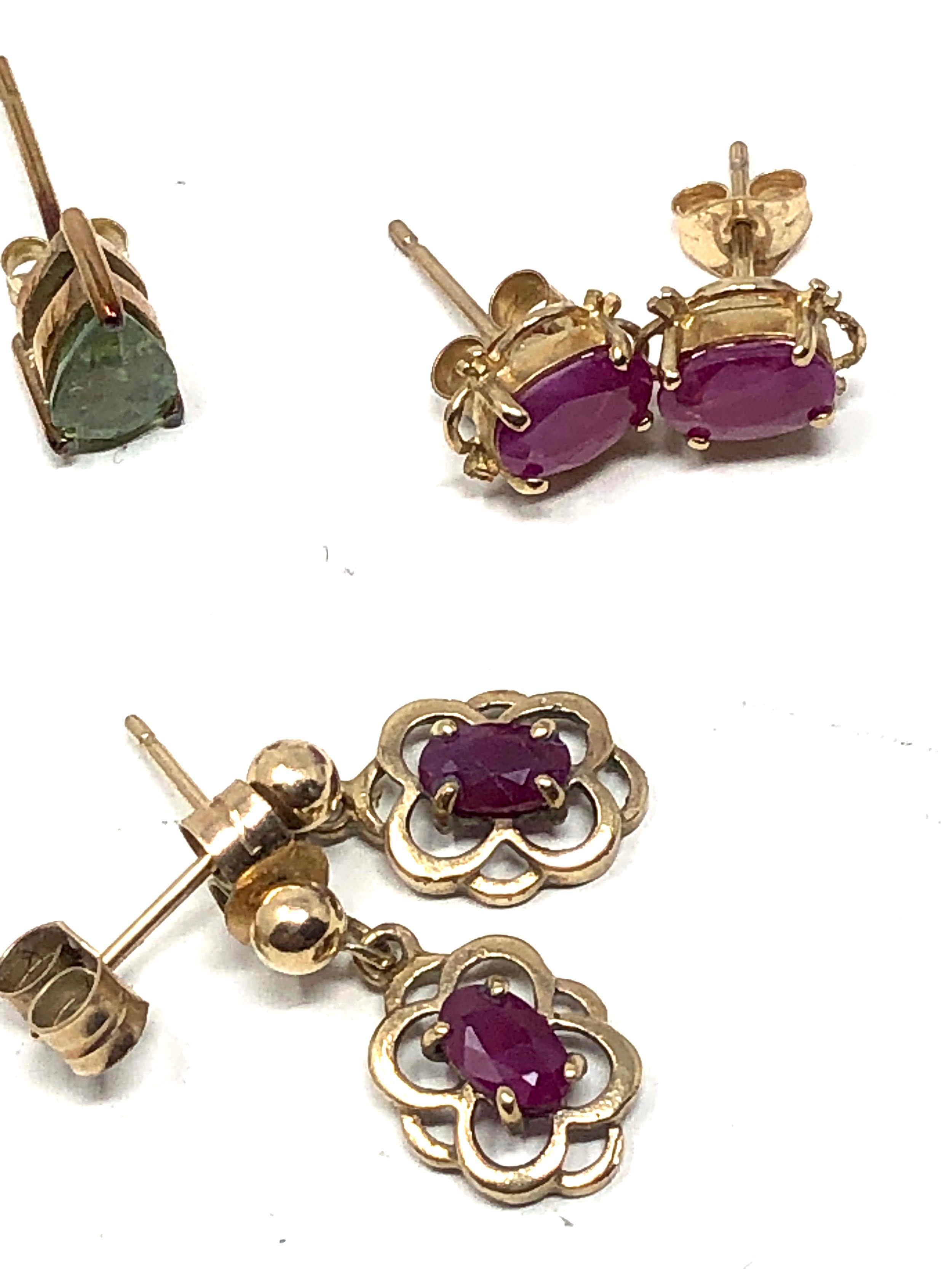 3 x 9ct gold gemstone drop and stud earrings inc. ruby & green gemstone (3g) - Bild 2 aus 2