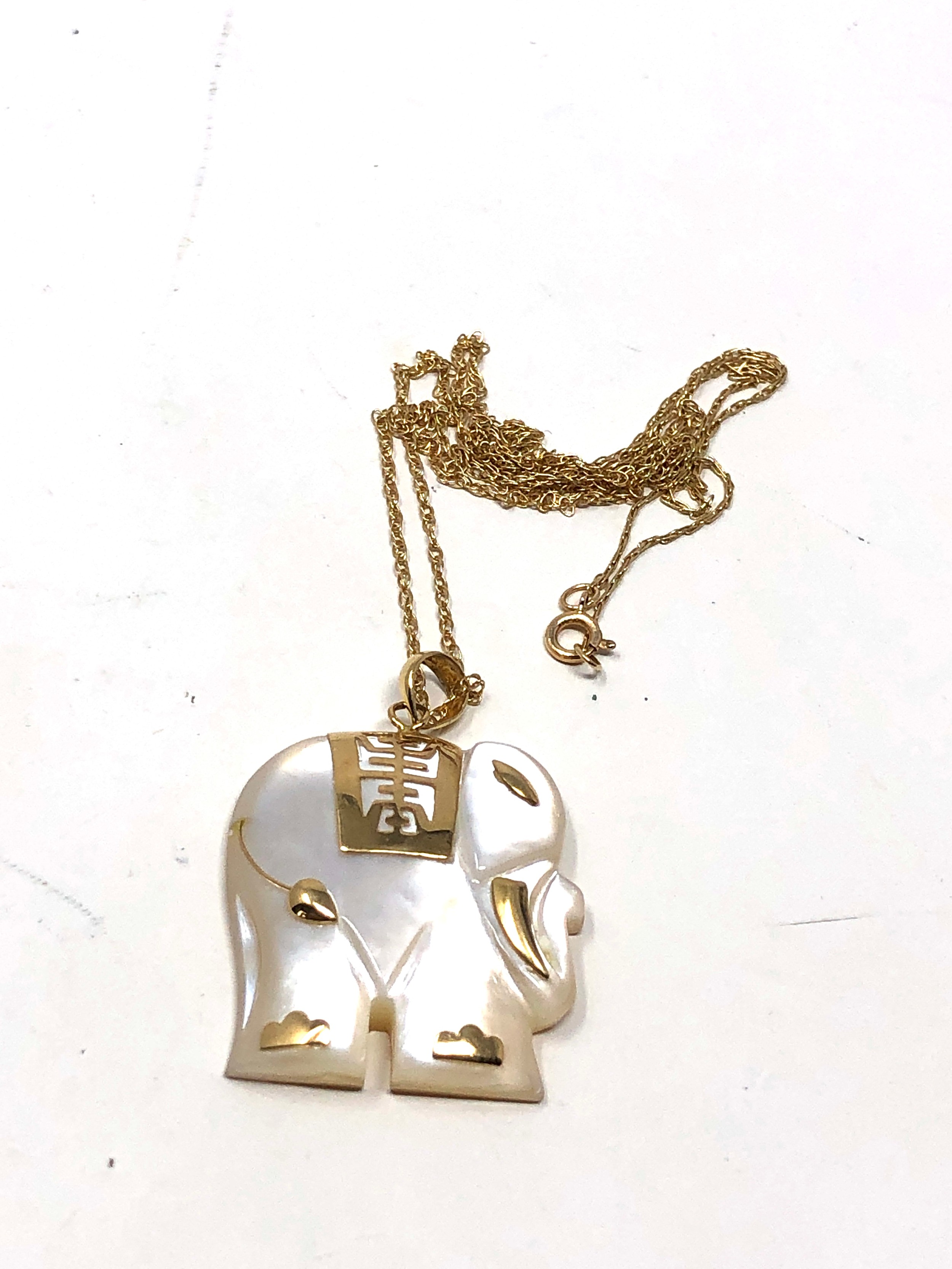 9ct gold mother of pearl elephant pendant necklace (6.2g)