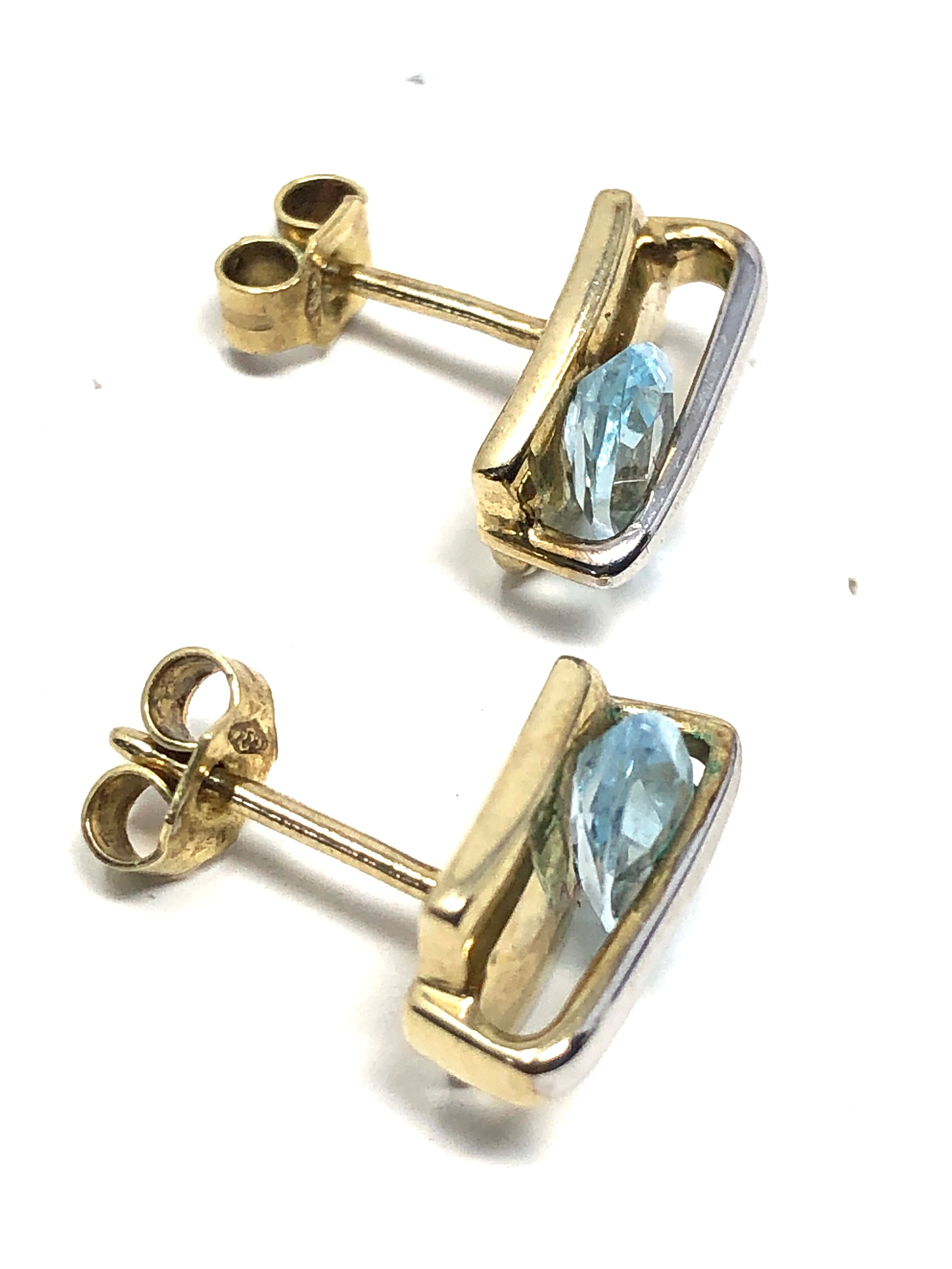 9ct yellow & white gold blue topaz stud earrings (2g) - Bild 2 aus 2