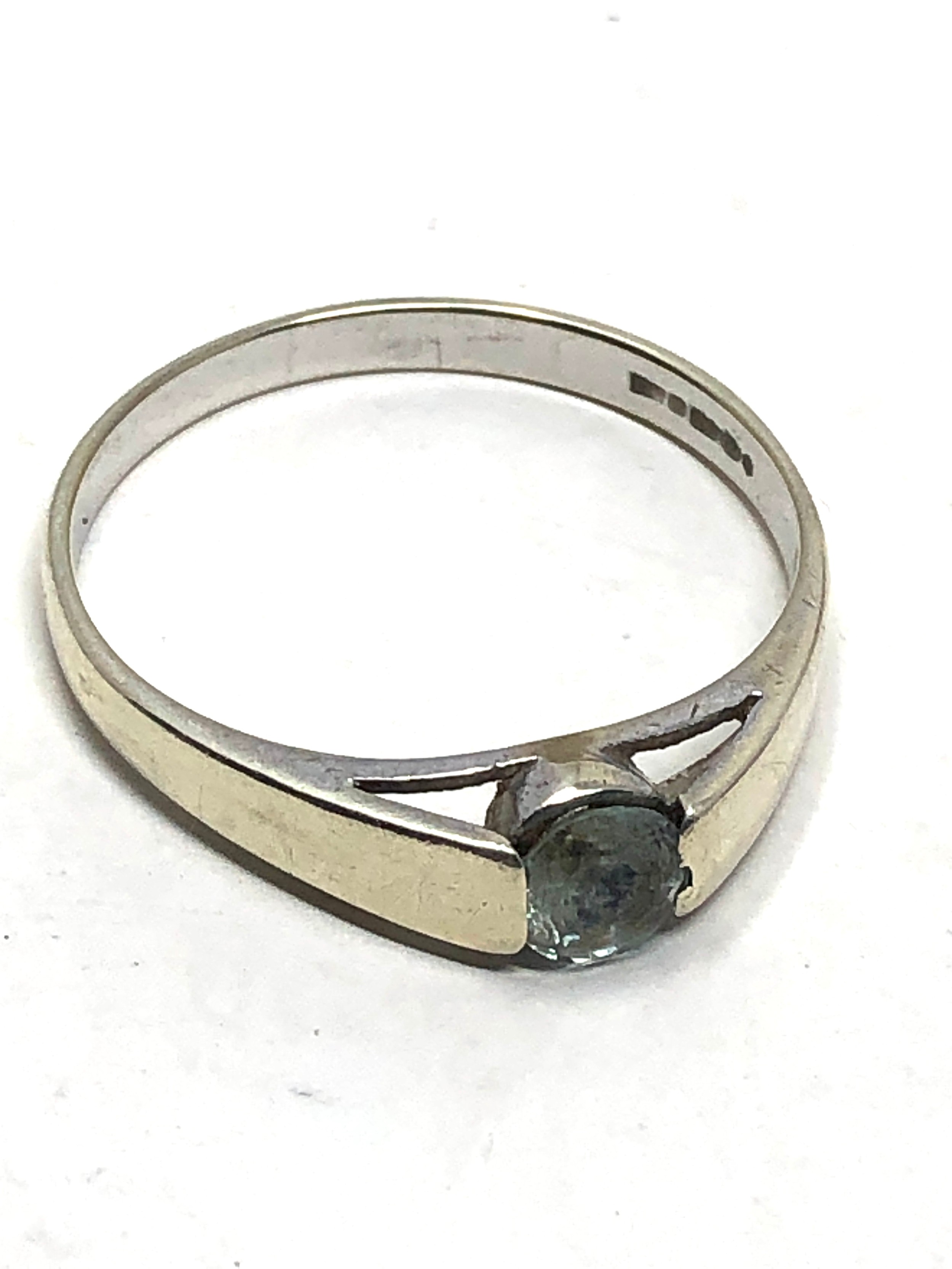 9ct white gold blue topaz ring (2.6g)