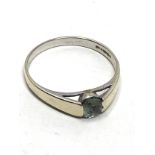 9ct white gold blue topaz ring (2.6g)