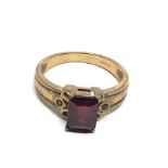 9ct gold garnet ring (3.4g)