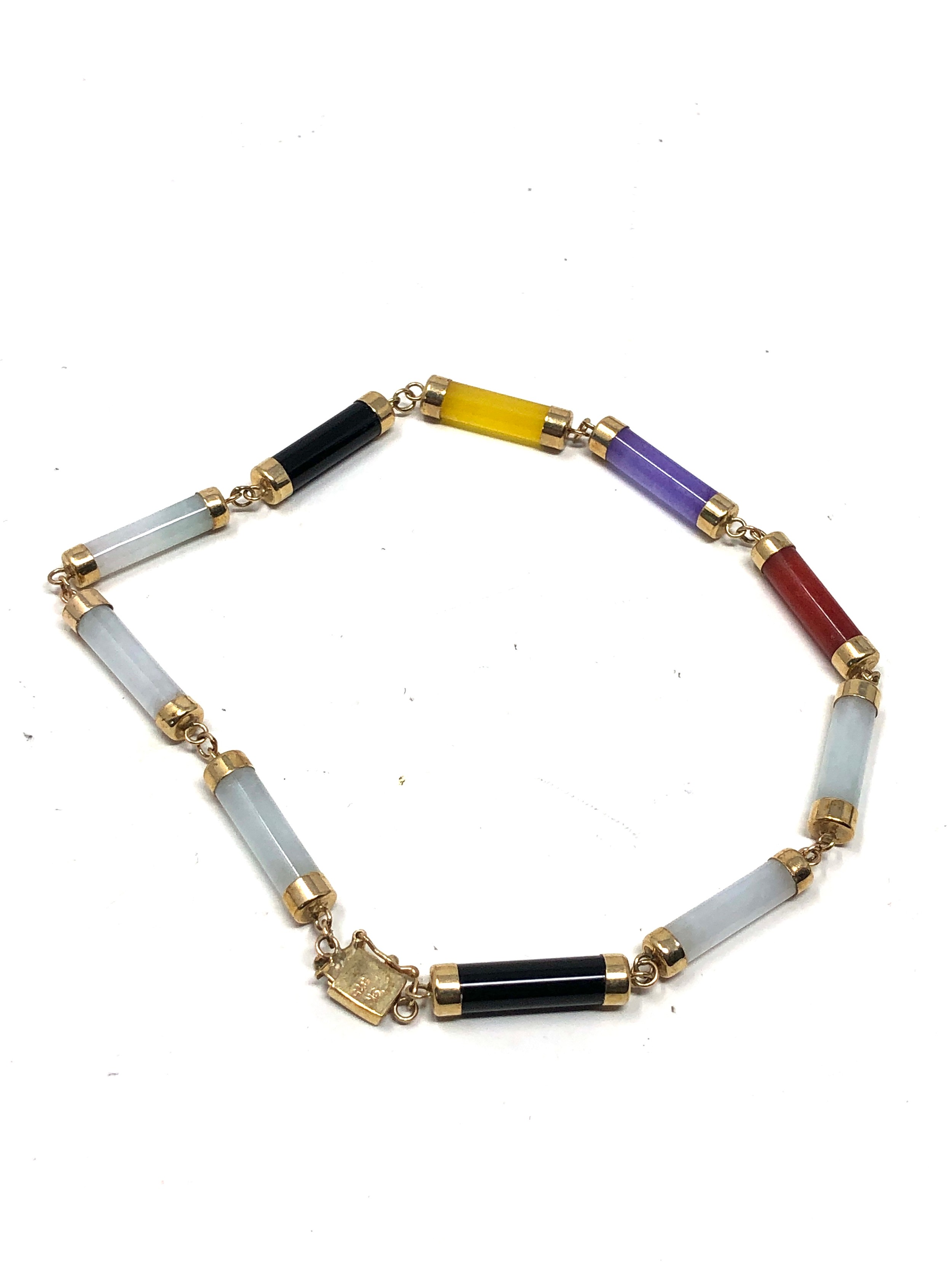 9ct gold jade, onyx & dyed quartzite oriental panel bracelet (6.7g)