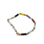 9ct gold jade, onyx & dyed quartzite oriental panel bracelet (6.7g)