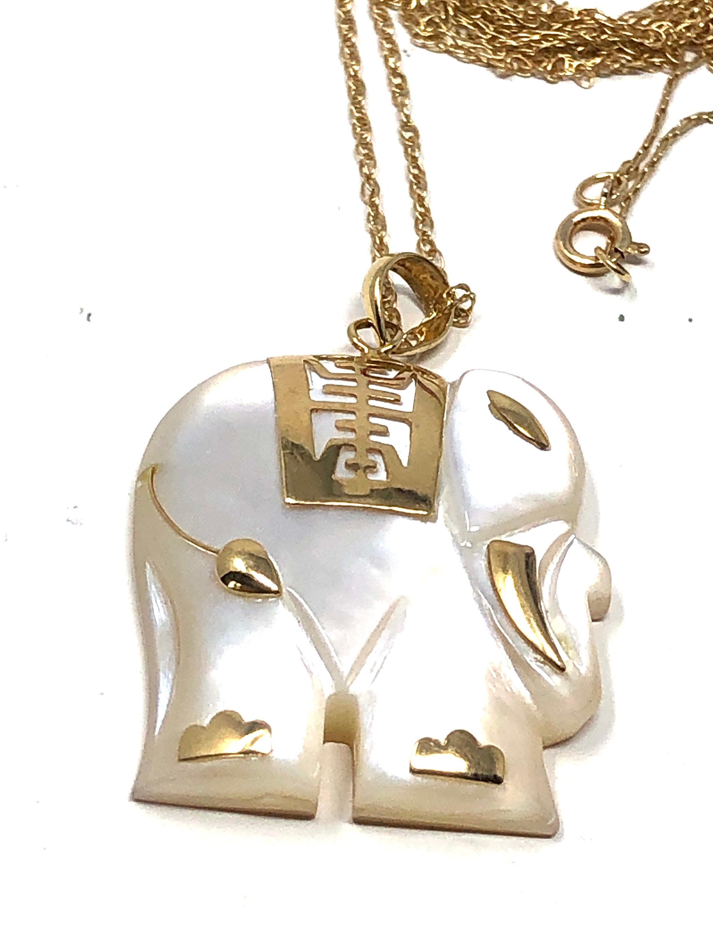 9ct gold mother of pearl elephant pendant necklace (6.2g) - Bild 2 aus 3