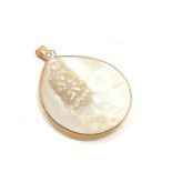 18ct gold framed mother of pearl large teardrop pendant (4.2g)