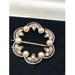 Antique white & yellow gold diamond & pearl brooch measures approx 2.5cm dia weight 3.8g