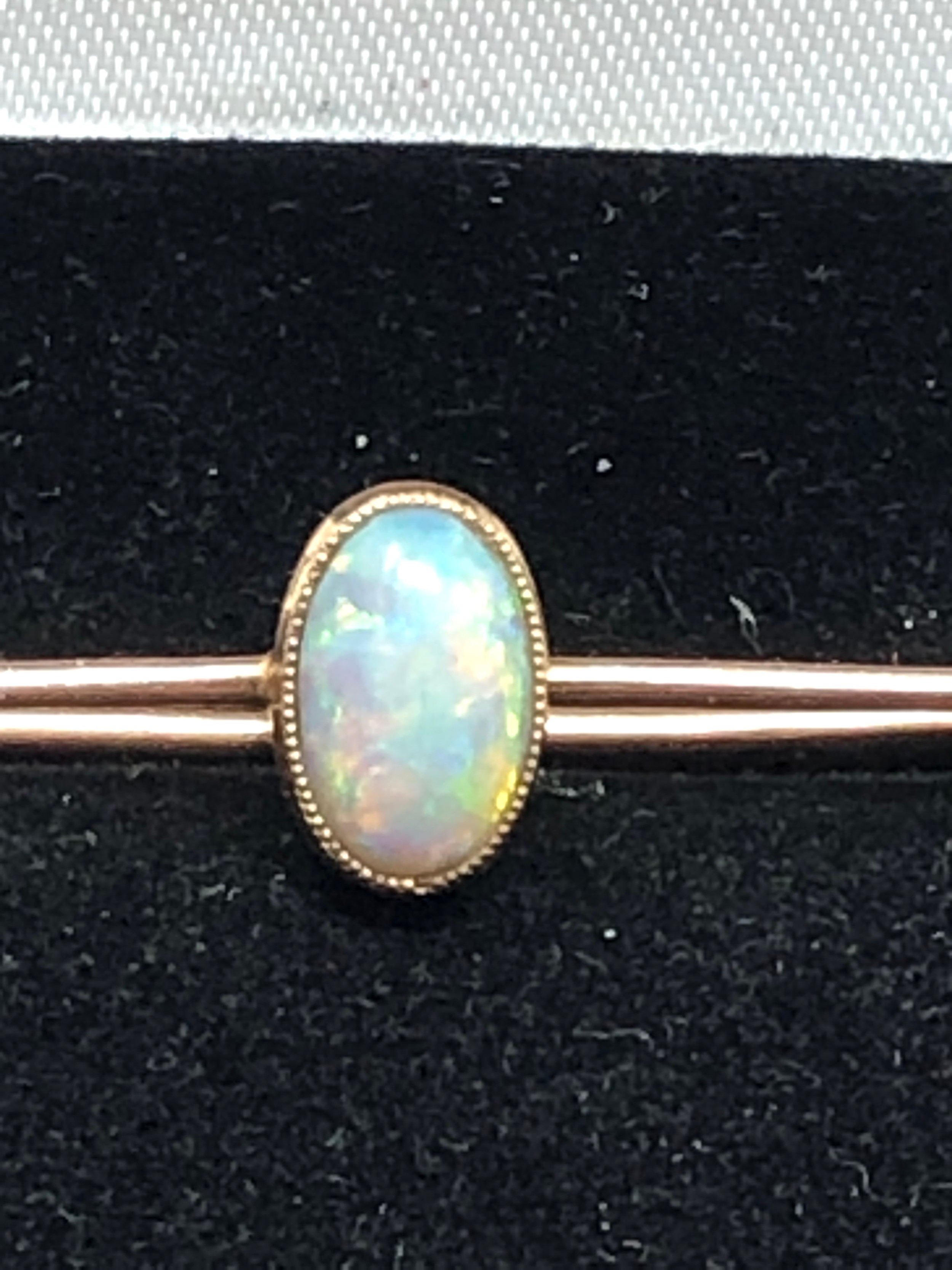 Antique 15ct gold opal brooch set with central opal that measures approx 13mm by 5.5mm frame xrt - Image 3 of 4