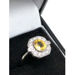 Fine plat yellow sapphire & diamond ring set with central yellow sapphire that measures approx 7mm