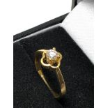 Fine 18ct gold diamond ring set with central diamond measures approx 3.5mm