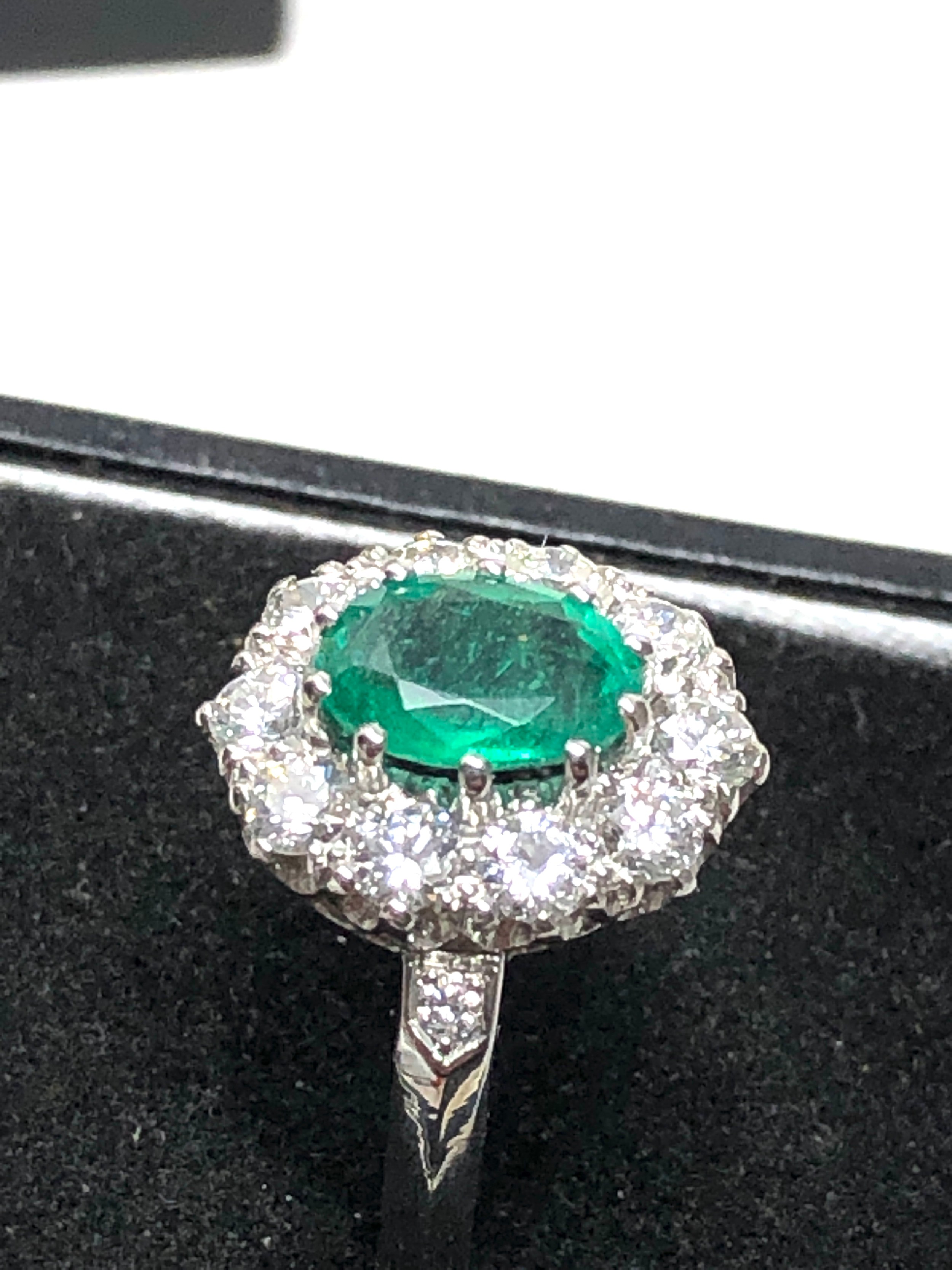 Fine plat Emerald & diamond ring set with central that measures approx 8mm by 5.5mm with diamond - Image 3 of 5