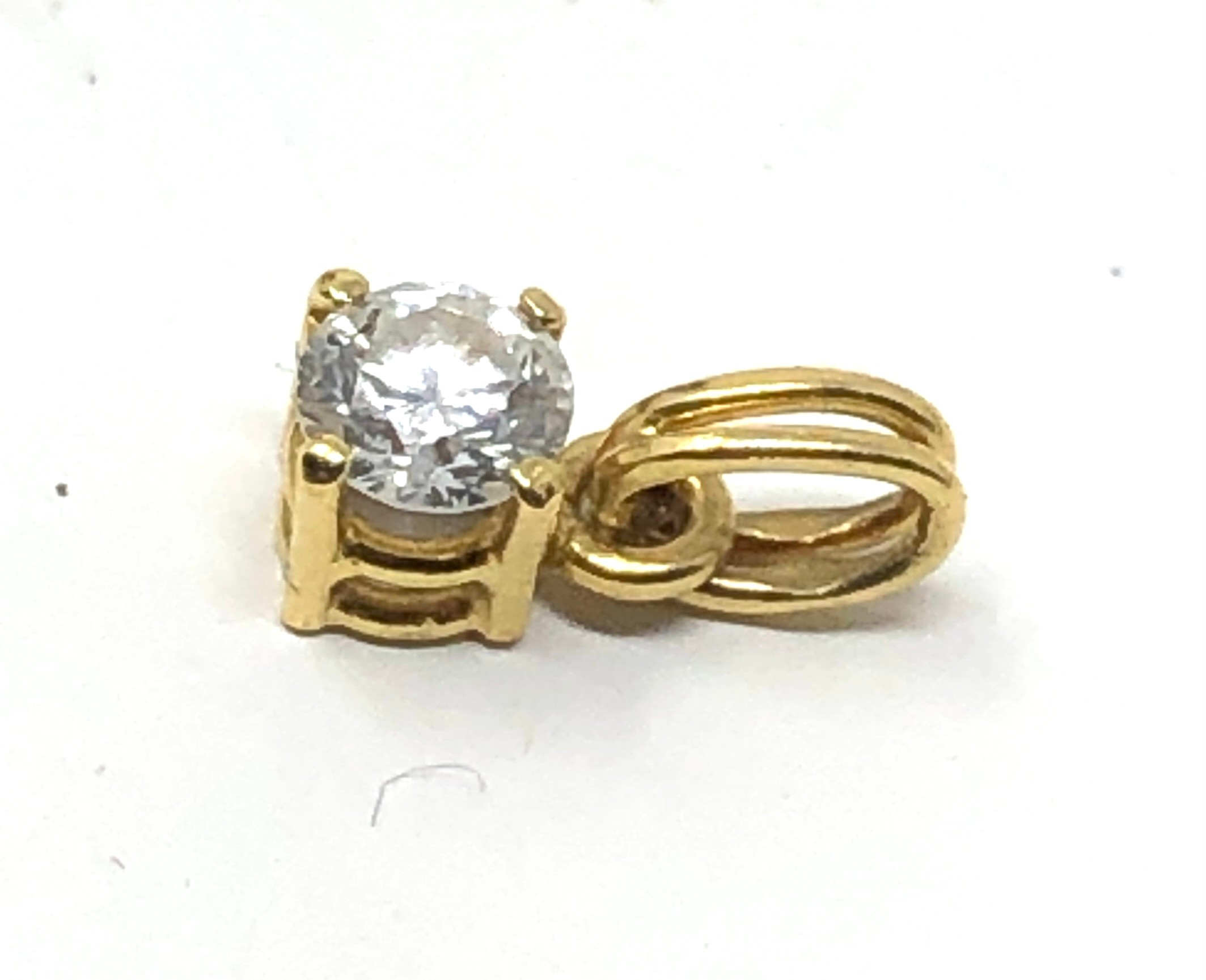 Fine 18ct gold diamond pendant the diamond measures approx 4mm dia - Image 2 of 4